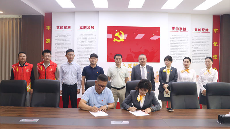 济宁华都与济宁高新区实验学校开展党建联建合作暨国旗护卫队服装捐赠活动